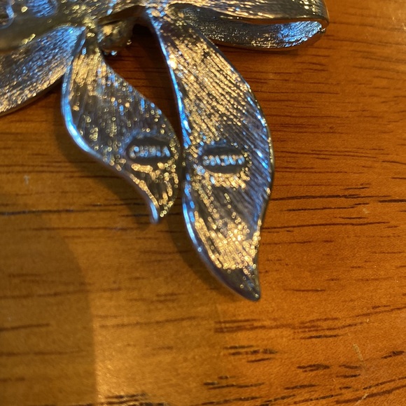 R.J. Graziano Beautiful, Bowtie, Bling Vintage Brooch - Picture 4 of 5